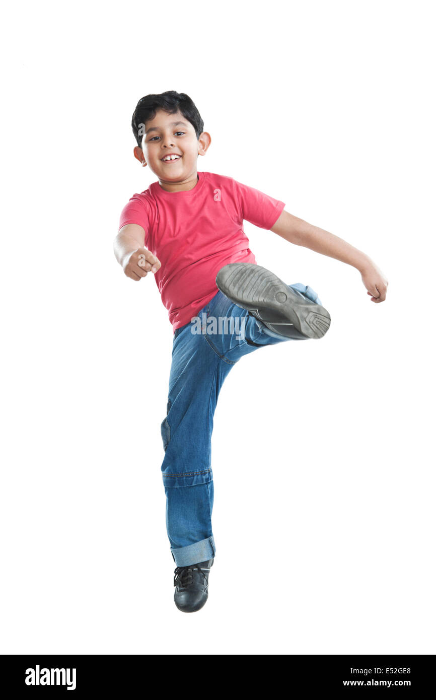 Porträt des kleinen Jungen in die Luft springen Stockfoto