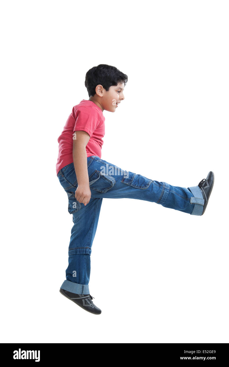 Kleiner Junge in die Luft springen Stockfoto