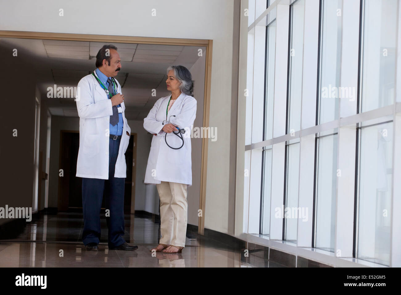 Zwei Ärzte sprechen im Krankenhausflur Stockfoto