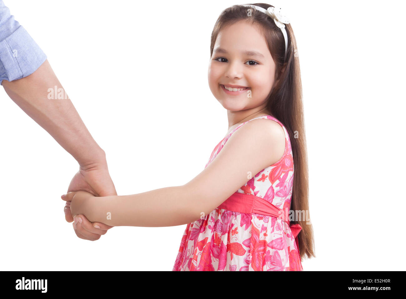 Porträt von netten Mädchen hält die Hand des Vaters vor weißem Hintergrund Stockfoto