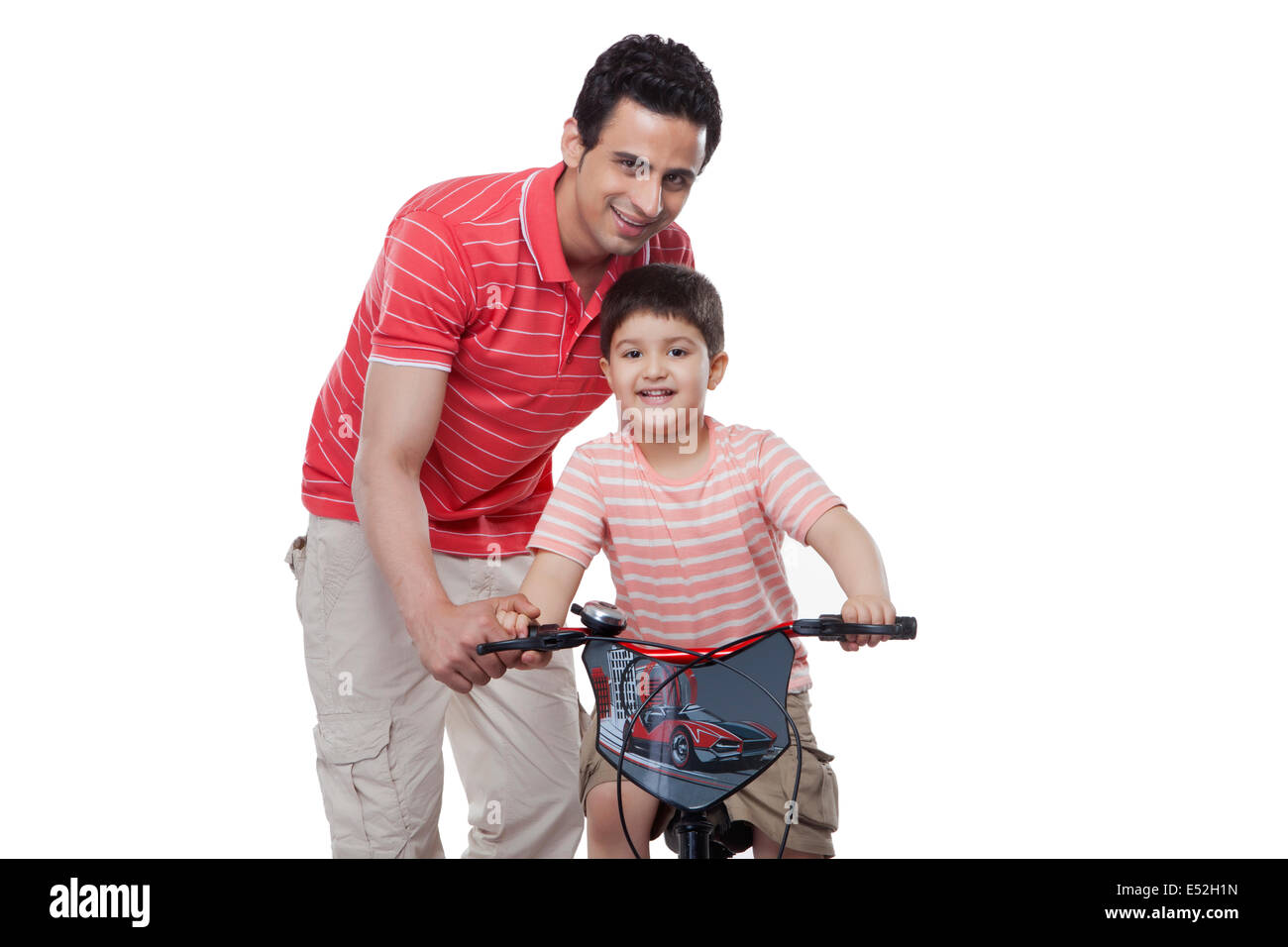 Porträt von Vater, Sohn, mit dem Fahrrad vor weißem Hintergrund Lehre Stockfoto