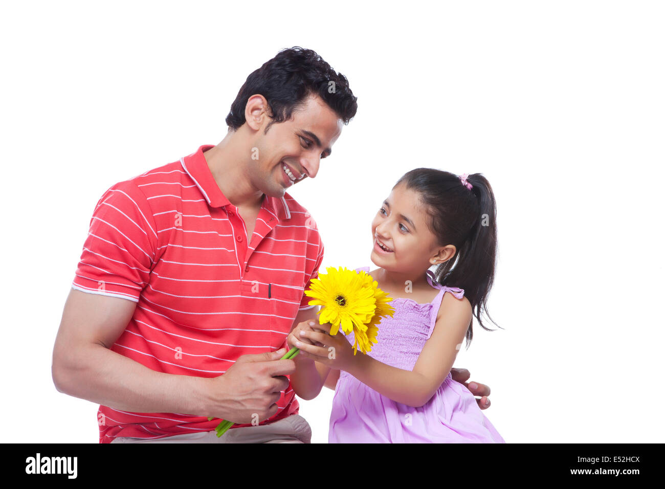 Glücklicher Vater Tochter über weißem Hintergrund Sonnenblumen verleihen Stockfoto