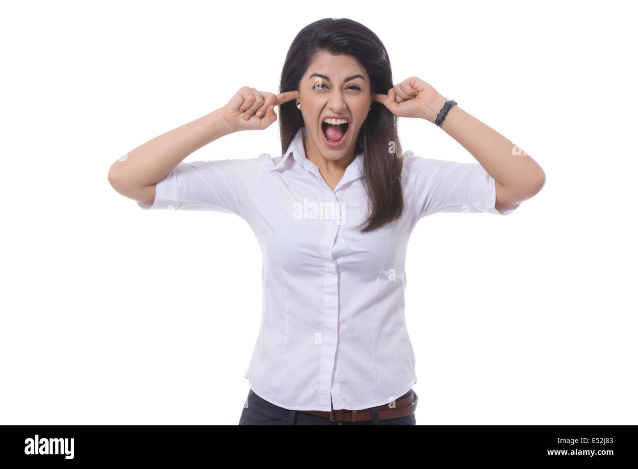 Porträt von frustrierten Geschäftsfrau mit Finger in Ohren schreien vor weißem Hintergrund Stockfoto