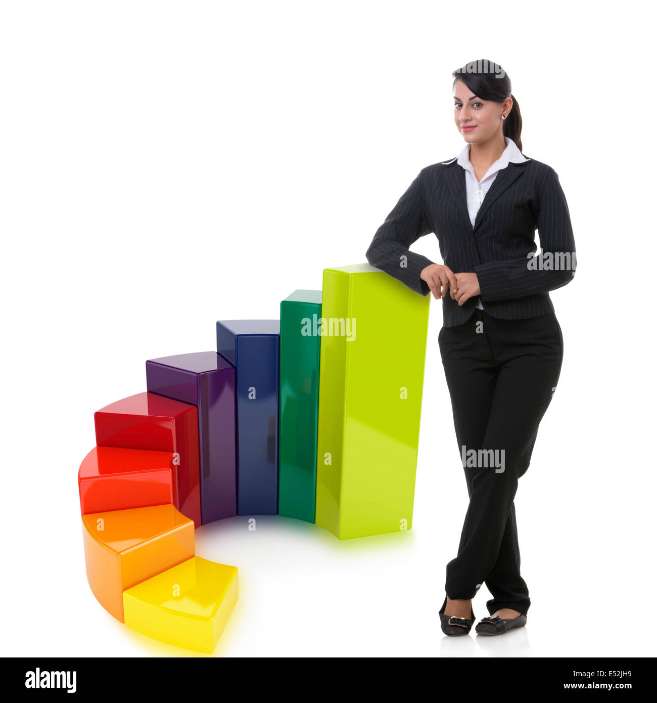 Porträt von gut gekleideten Geschäftsfrau mit Multi farbige Balken auf weißem Hintergrund entspricht Stockfoto