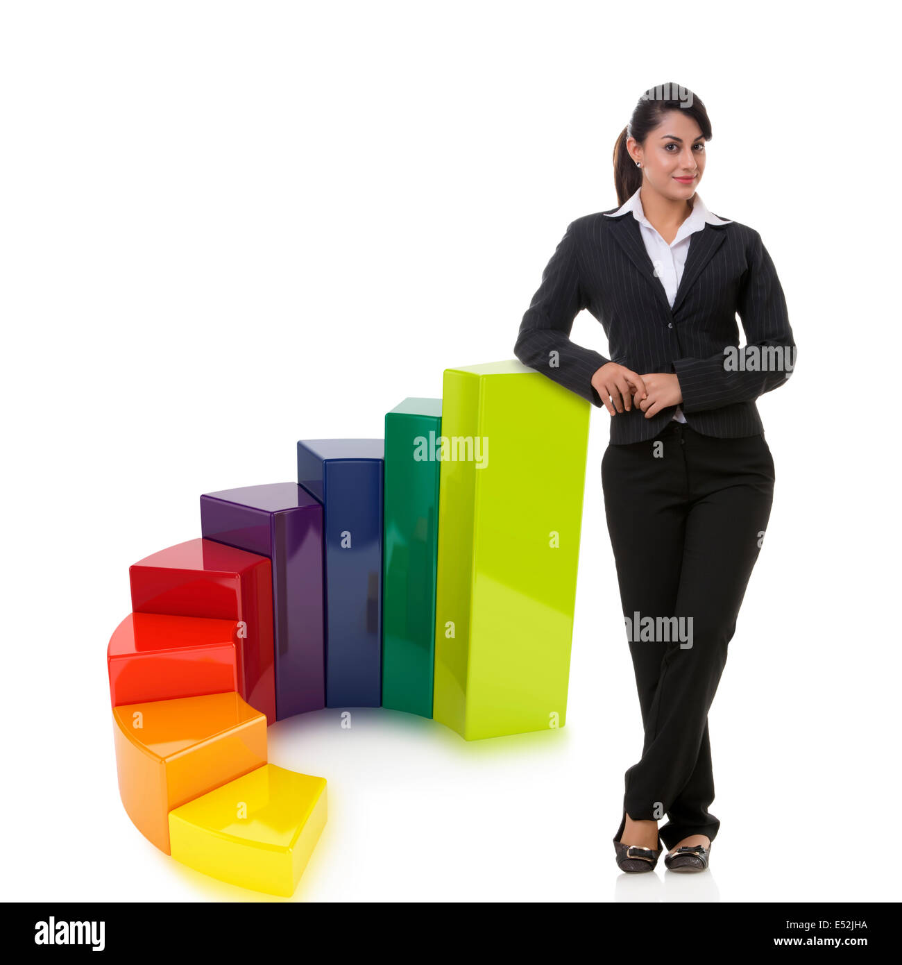 Porträt von zuversichtlich Geschäftsfrau mit Multi farbige Balken auf weißem Hintergrund entspricht Stockfoto
