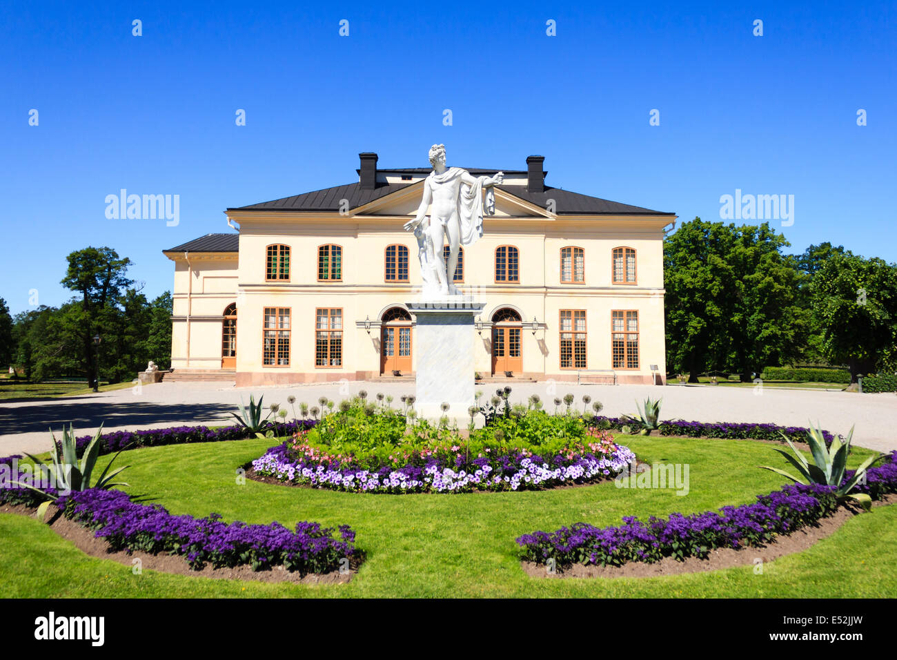 Das Schlosstheater mit blauem Himmelshintergrund in Drottningholm, Schweden Stockfoto