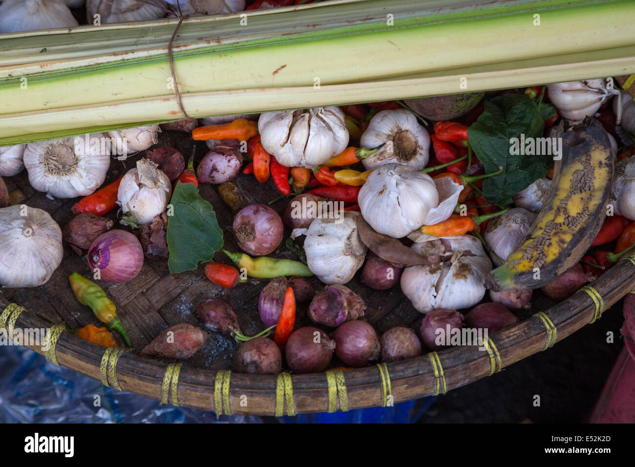 Bali, Indonesien.  Knoblauch, Paprika, Zwiebeln und Palmwedel zu verkaufen, Jimbaran Markt. Stockfoto