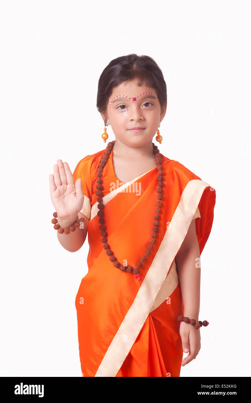 Porträt von netten Mädchen gekleidet als Göttin Sita vor weißem Hintergrund Stockfoto