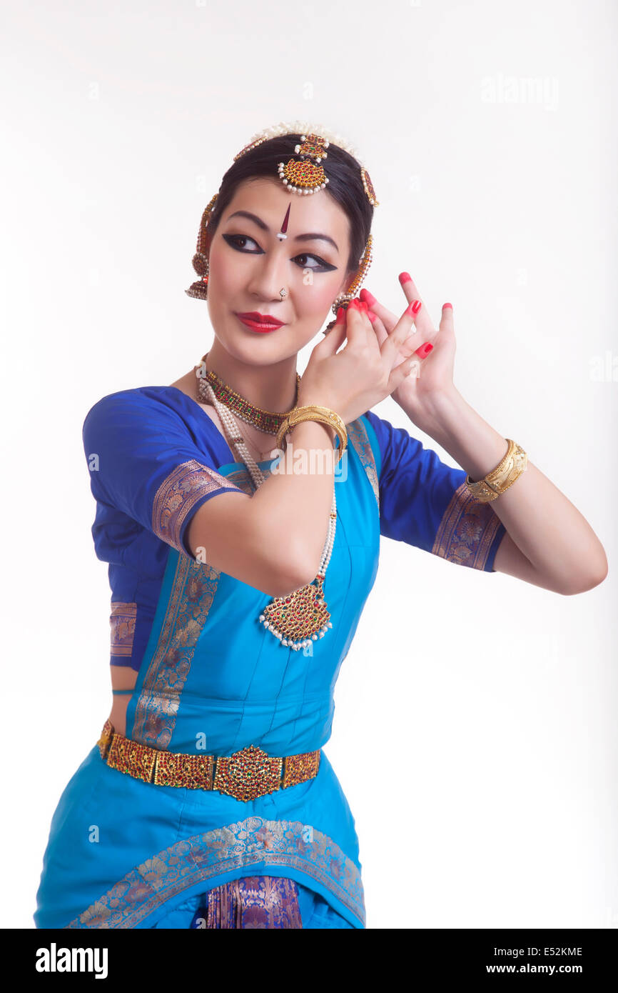 Schönen Bharat Natyam Tänzerin bei über weißem Hintergrund Stockfoto