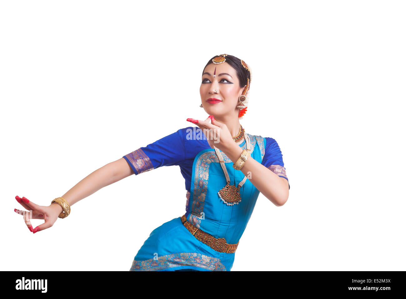 Junge Frau, die Durchführung von indischen Bharat Natyam-Tanz auf weißem Hintergrund Stockfoto