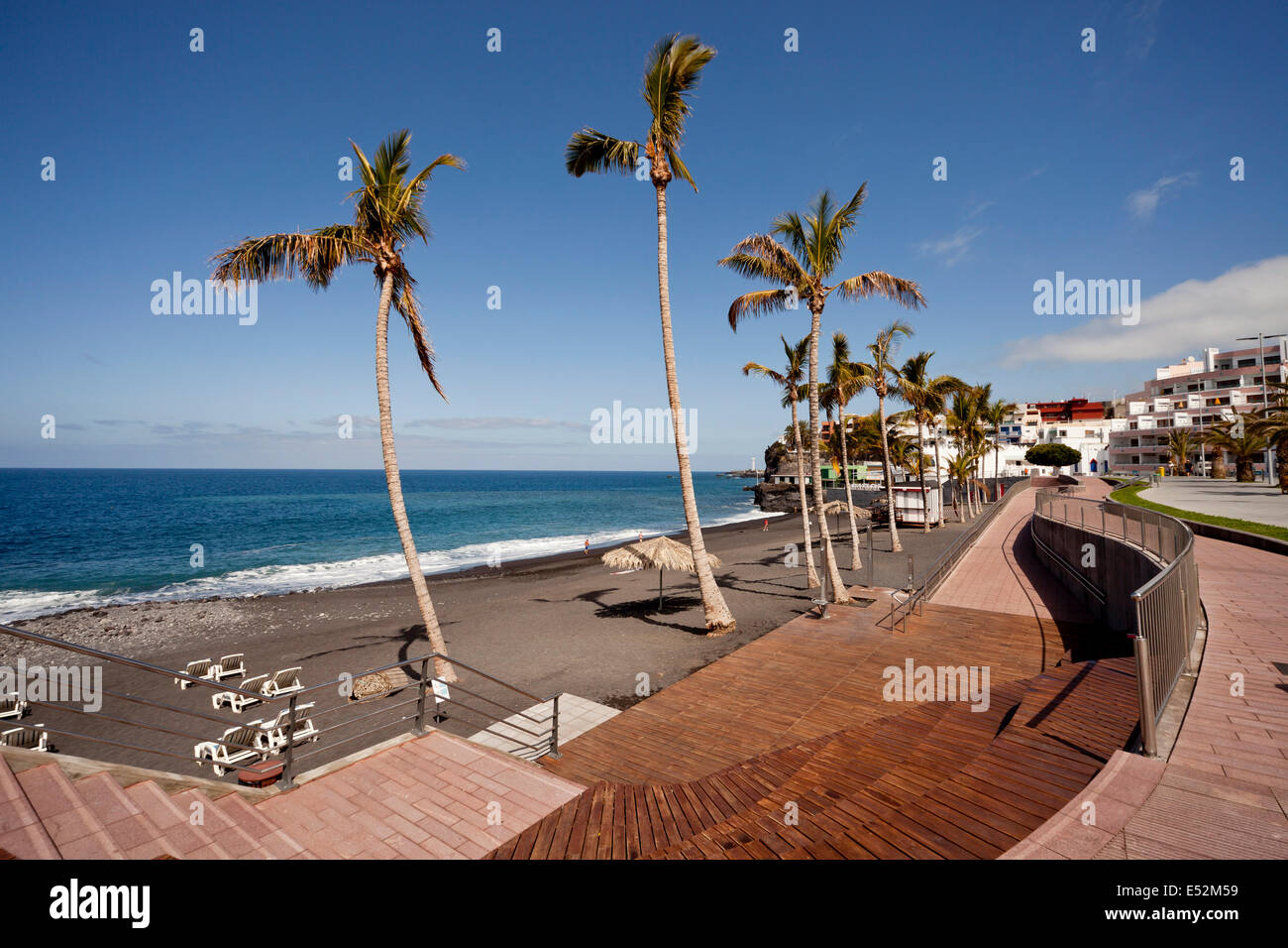 Promenade und dem schwarzen Strand in Puerto Naos, La Palma, Kanarische Inseln, Spanien, Europa Stockfoto