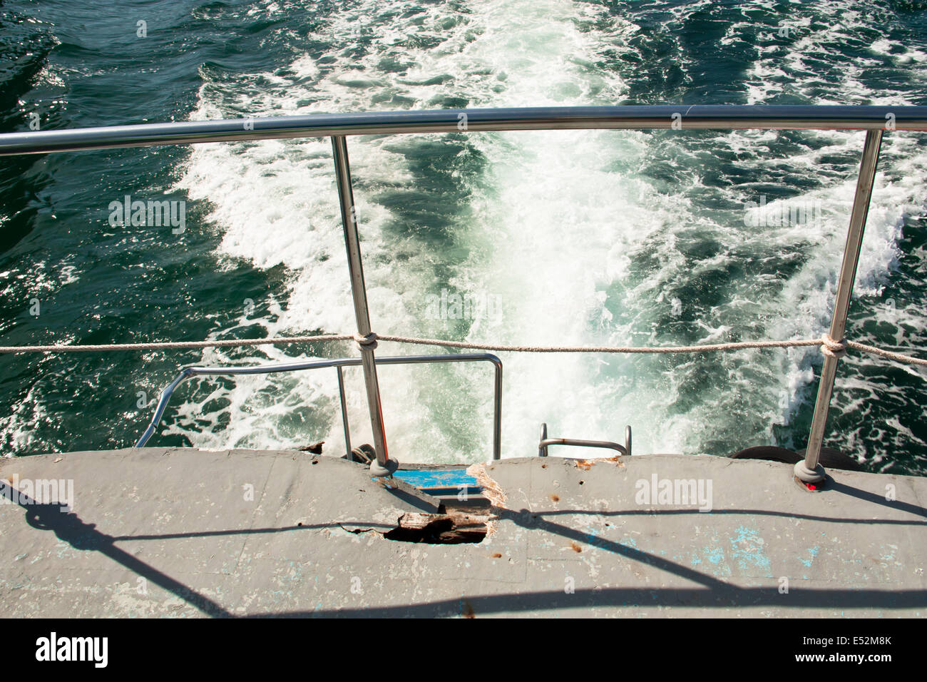 Das Schiff segelte in der Andamanensee. Das Heck wird angezeigt, dass der Motor das Wasser schlagen. Stockfoto