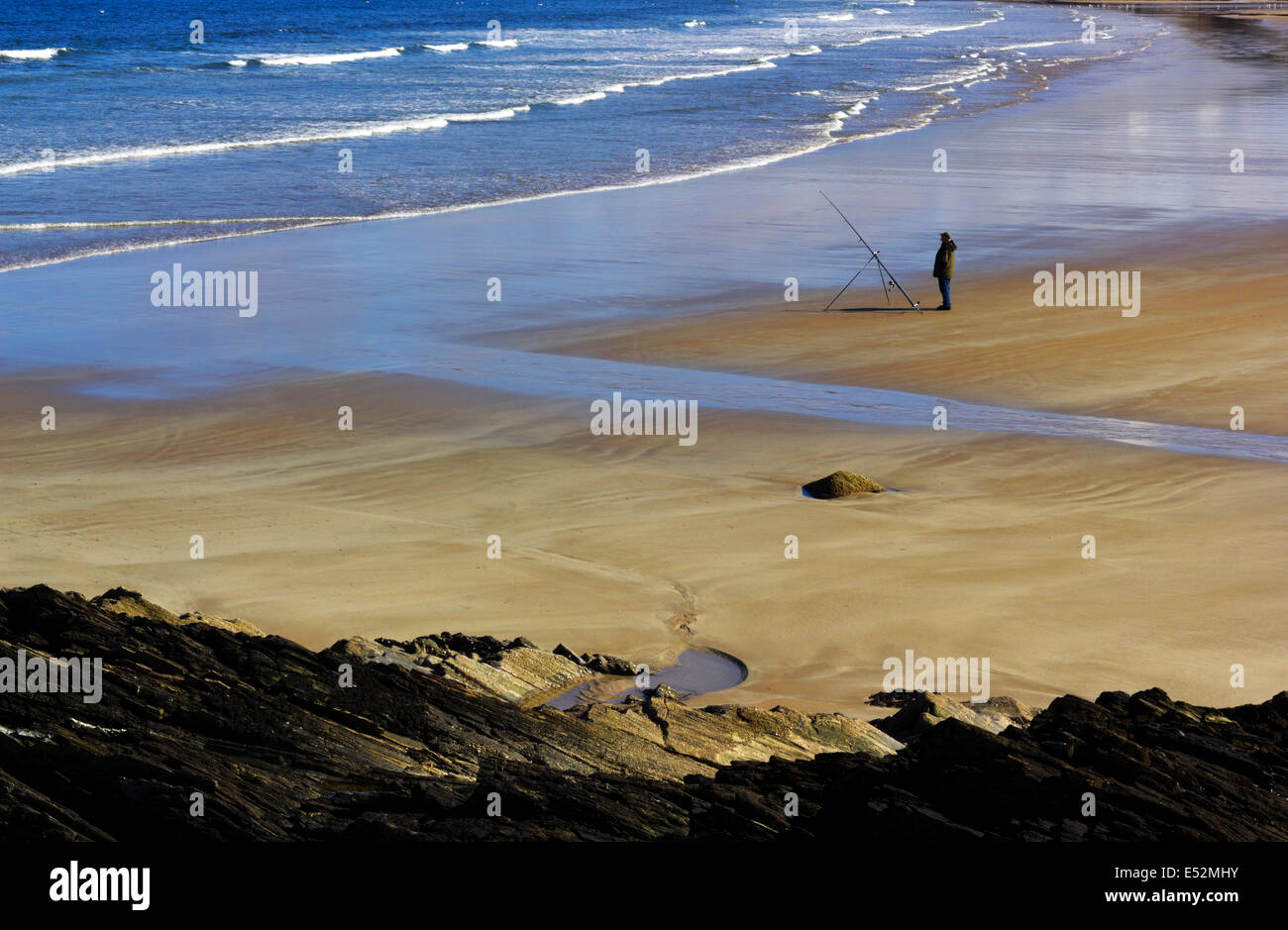 Angler Angeln am Strand von Sandend in Schottland, Vereinigtes Königreich Stockfoto