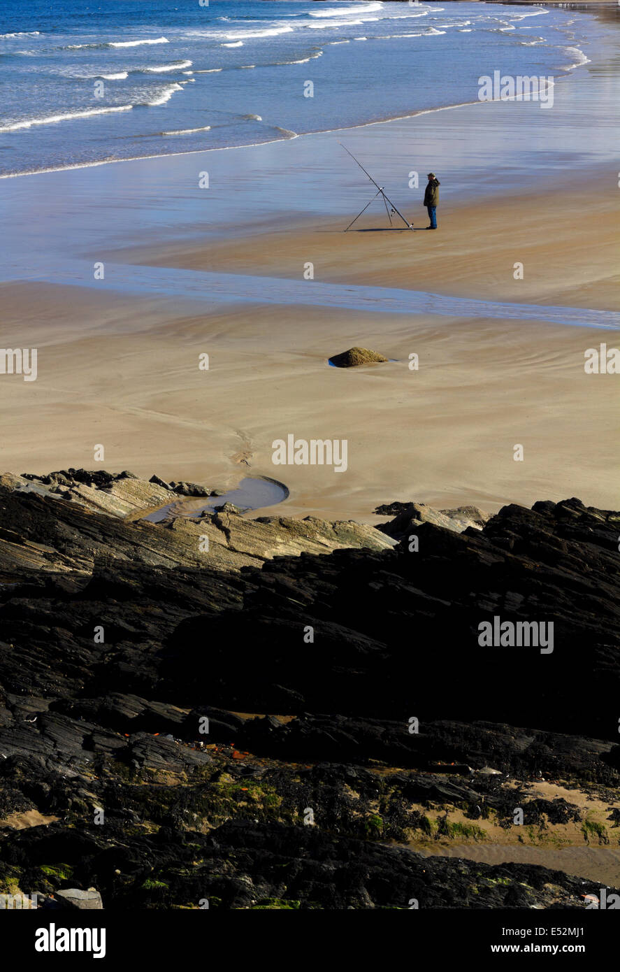 Angler Angeln am Strand von Sandend in Schottland, Vereinigtes Königreich Stockfoto