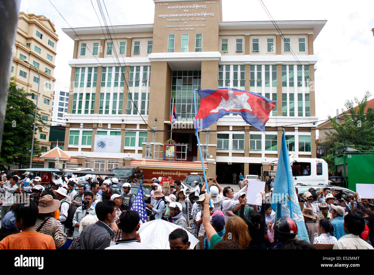 Phnom Penh, Kambodscha. 18. Juli 2014. Kambodschanische Oppositionelle versammeln sich vor dem Phnom Penh Municipal Court um die Freilassung von acht Oppositionspolitiker in Phnom Penh, Kambodscha, 18. Juli 2014 fordern. Die nationale Versammlung von Kambodscha am Freitag verurteilte einen Opposition Partei führte heftigen Protest am Dienstag, die Dutzende von Personen verletzt verlassen. Bildnachweis: Sovannara/Xinhua/Alamy Live-Nachrichten Stockfoto