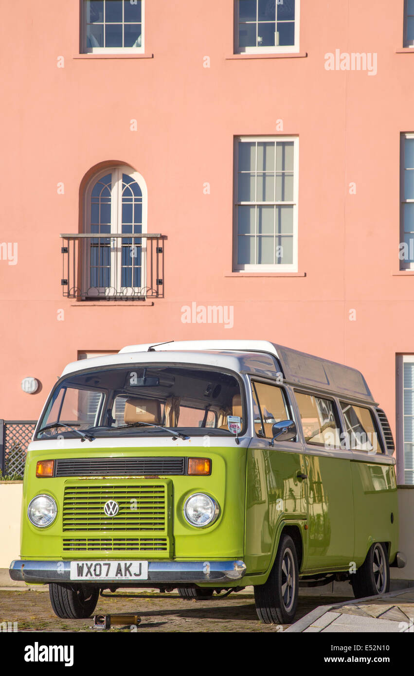Lime grün Volkswagen T2 Camper Van, England, UK Stockfoto
