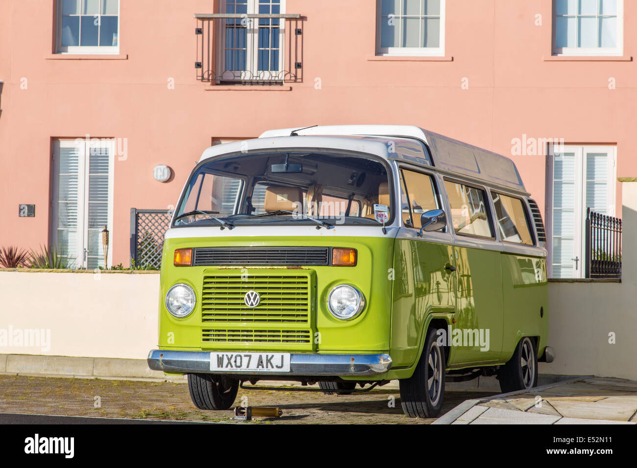 Lime grün Volkswagen Kombi T2 Camper Van, England, UK Stockfoto