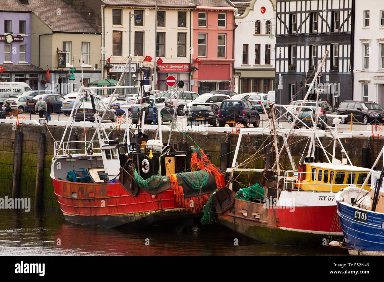 Isle Of Man, Ramsey, Stadtzentrum, Angelboote/Fischerboote vertäut am Kai West Stockfoto