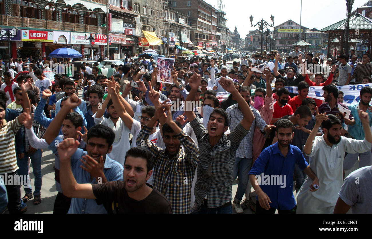 Srinagar, indische verabreicht Kaschmir. 18. Juli 2014. Kashmiri Demonstranten während einer Demonstration gegen die israelischen Militäroperationen im Gazastreifen, in Srinagar in der Nähe von berühmten Uhrturm Parolen schreiben die Zahl der Todesopfer im Gaza-Streifen 265 getroffen, als Israel einen Boden offensive am 11. Tag des Angriffs zur Beseitigung der Raketenbeschuss, gedrückt, sagte Sanitäter.  Bildnachweis: Sofi Suhail/Alamy Live-Nachrichten Stockfoto