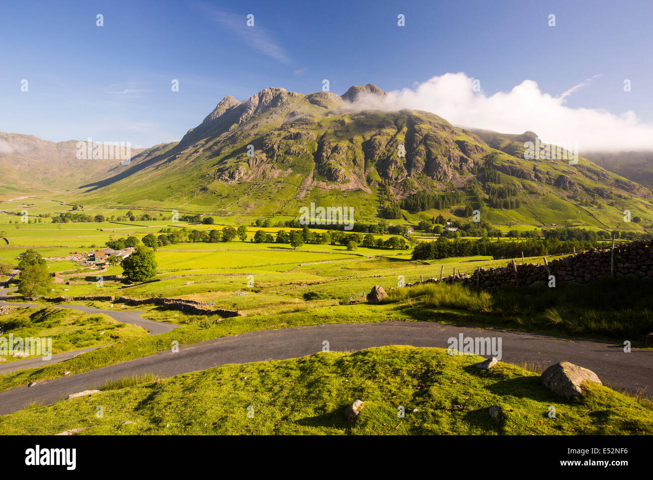 Die Langdale Pikes im Langdale Valley, Lake District, Großbritannien. Stockfoto