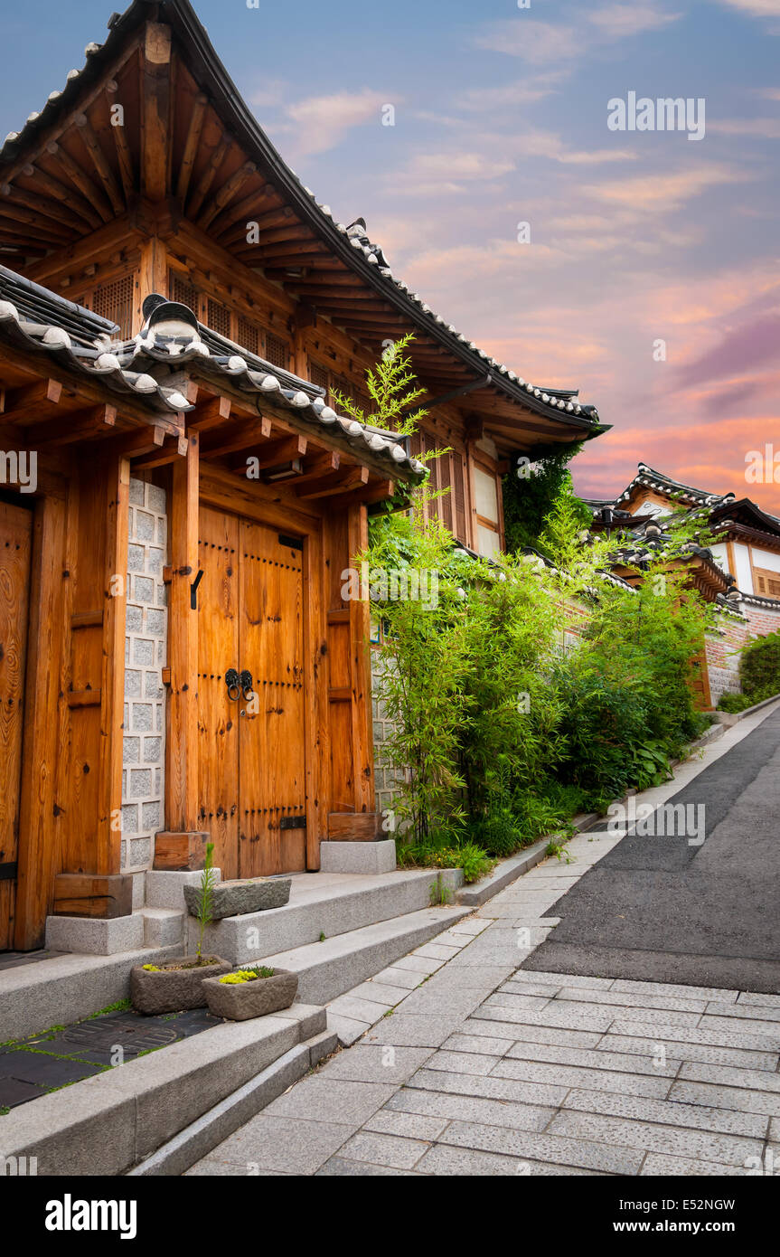 Traditionelle koreanische Architektur in Bukchon Hanok Village in Seoul, Südkorea. Stockfoto