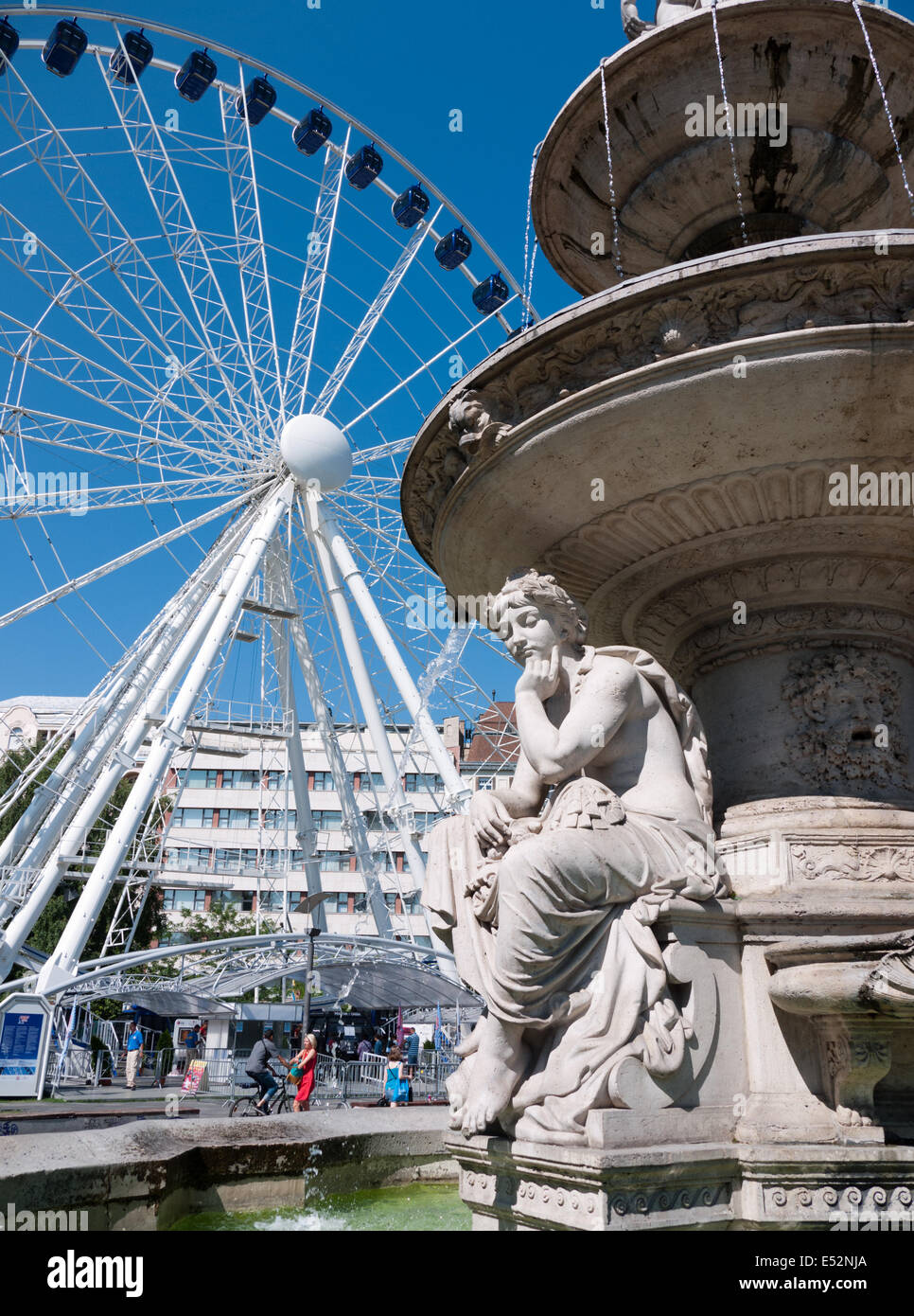 Historische Brunnen mit Riesenrad, Budapest, Ungarn Stockfoto