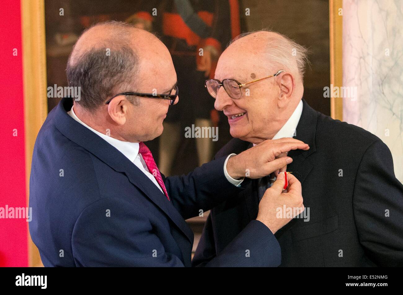 HANDOUT - ein Handout Bild, von dem Staat Staatskanzlei von Mecklenburg-Vorpommern, am 18. Juli 2014 zur Verfügung gestellten zeigt Mecklenburg-Vorpommern Premier Erwin Sellering (SPD, L) Pins die "Medaille Fuer Besondere Verdienste um Das Land Mecklenburg-Vorpommern Im Vereinten Europa Und der Welt" (wörtl. Medaille für besondere Verdienste um den Zustand von Mecklenburg-Vorpommern im geeinten Europa und der Welt), die Revers der ehemalige polnische Außenminister Wladyslaw Bartoszewski während der Zeremonie in Greifswald Deutschland. Bildnachweis: Dpa picture Alliance/Alamy Live News Stockfoto