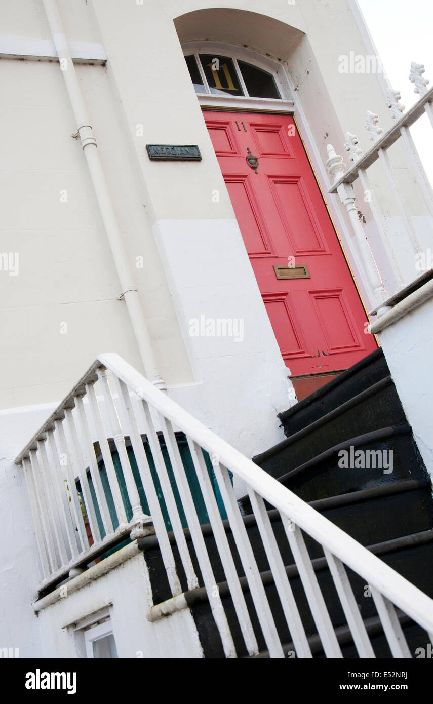 Schritte bis zur roten Tür in Conwy, North Wales, UK Stockfoto