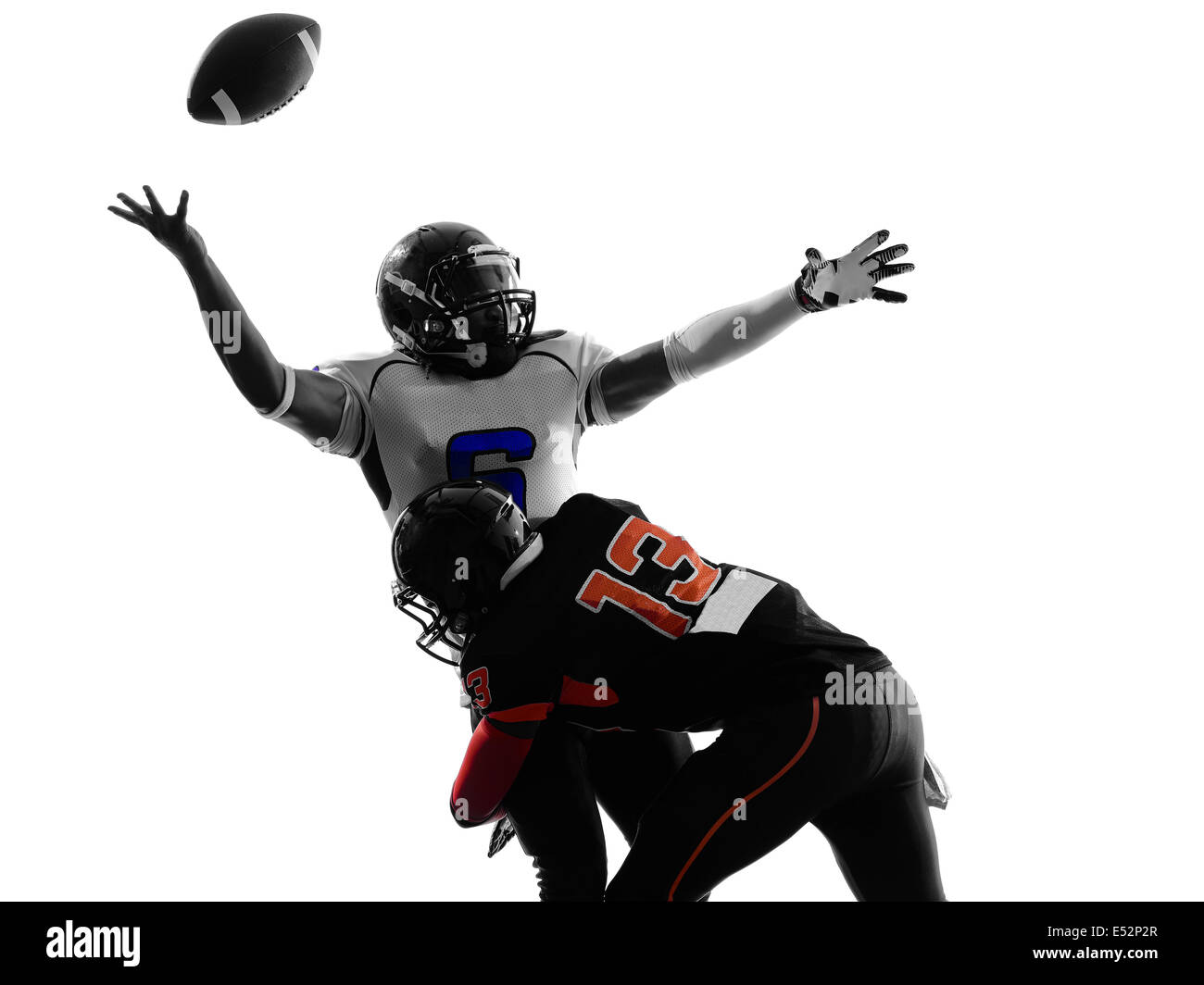 zwei amerikanische Football-quarterback Spieler entlassen fummeln im Silhouette Schatten auf weißem Hintergrund Stockfoto