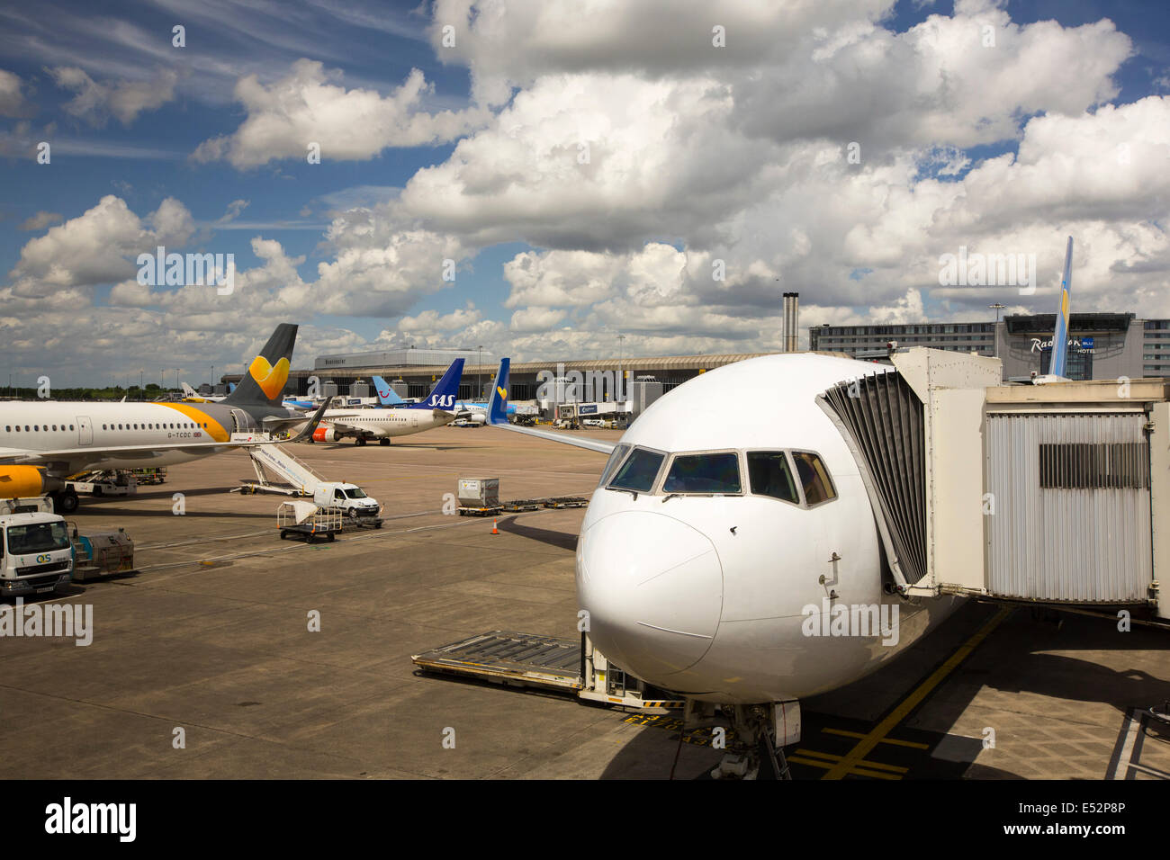 Ein Flugzeug am Flughafen Manchester, UK. Stockfoto