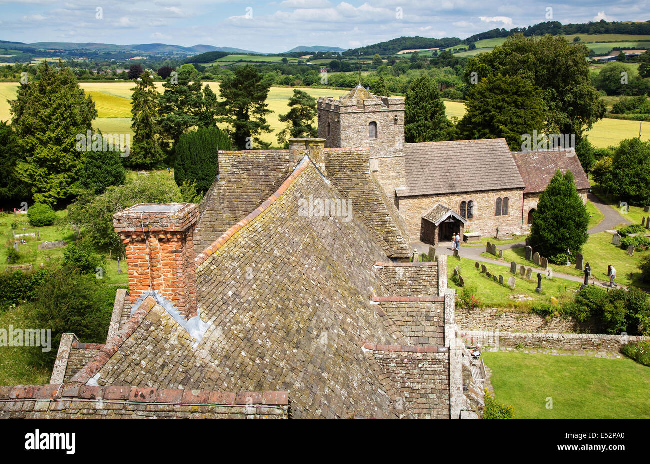 Blick Richtung Long Mynd und die Kirche von den Südturm in Stokesay Castle in der Nähe von Ludlow Shropshire UK Stockfoto