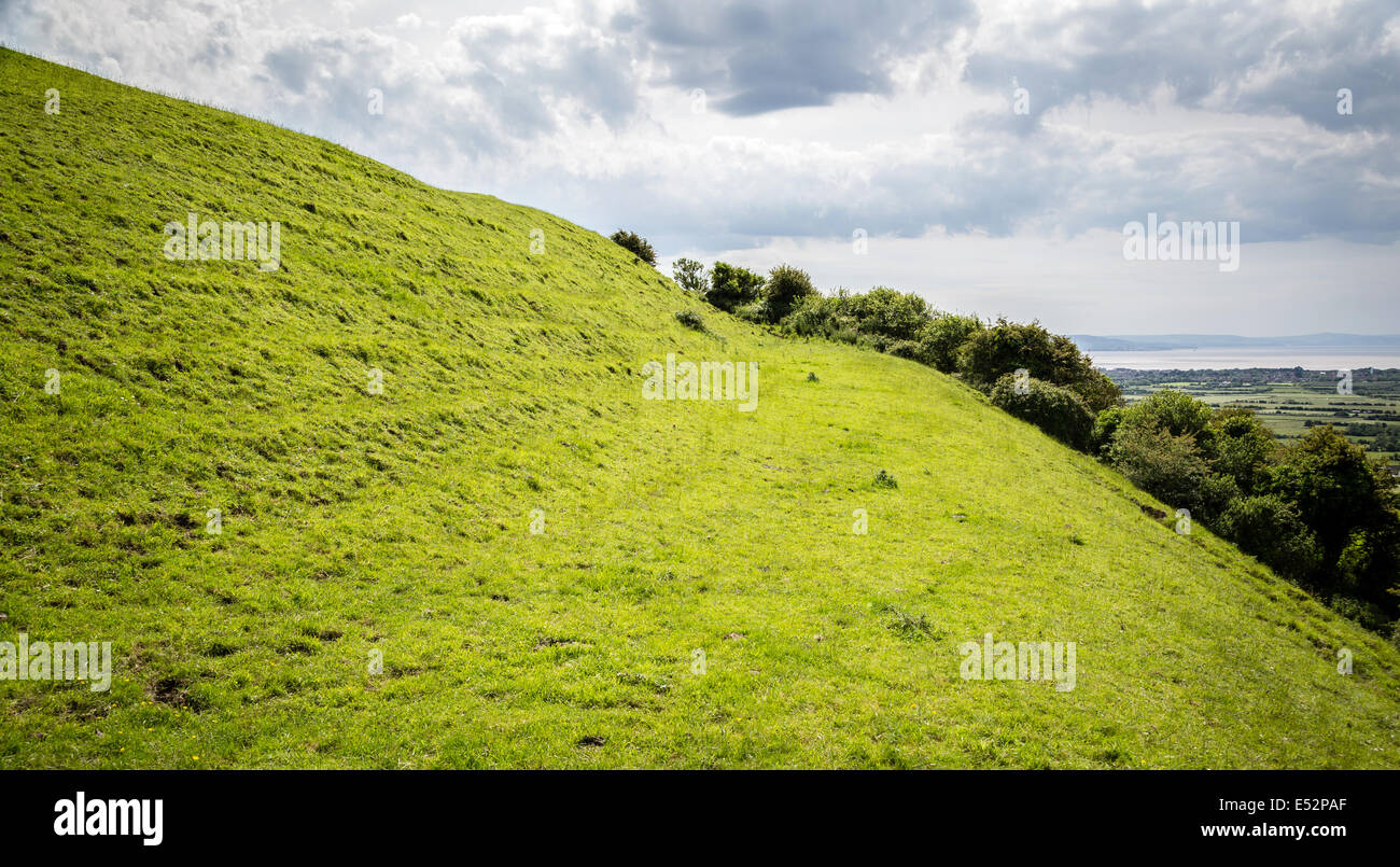 Erdarbeiten der Eisenzeit Wallburg bei Brent Knoll auf der Somerset Ebene mit Blick auf Bucht von Bridgewater Stockfoto