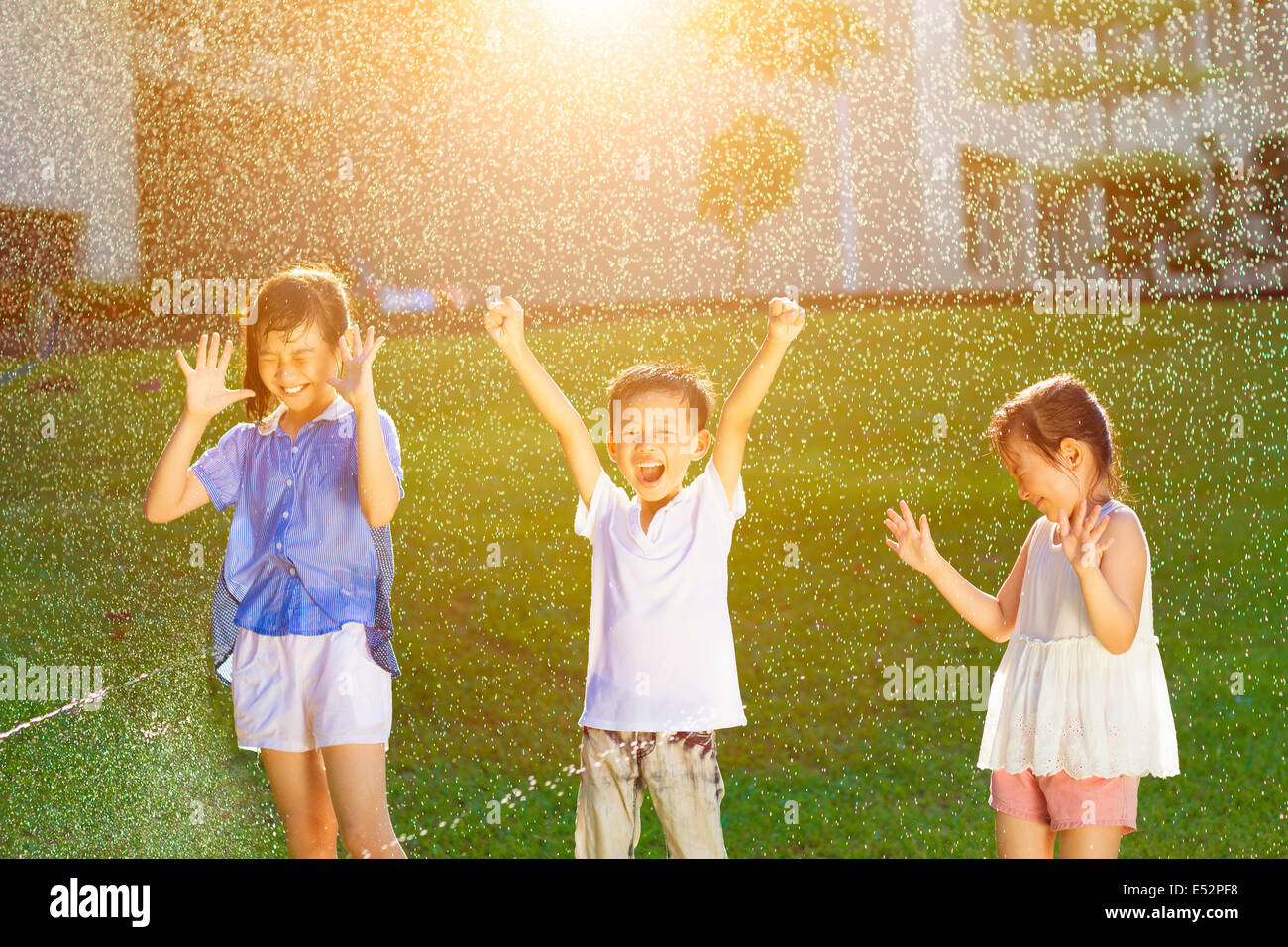 Glückliche Kinder hat Spaß im Wasser-Brunnen Stockfoto