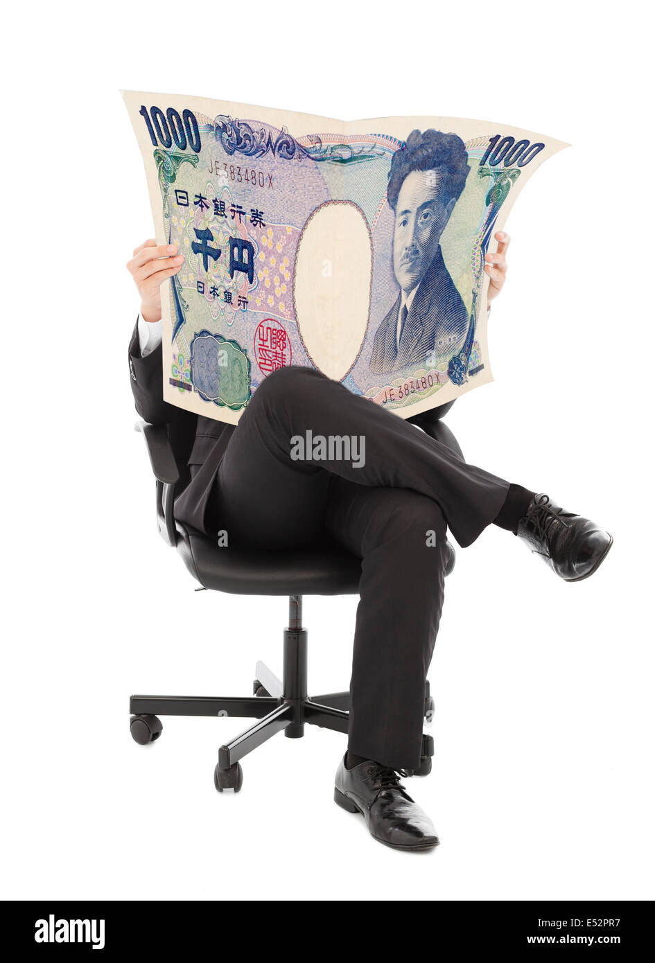 Business-Mann auf einem Stuhl sitzend mit Japan Währung in Händen Stockfoto