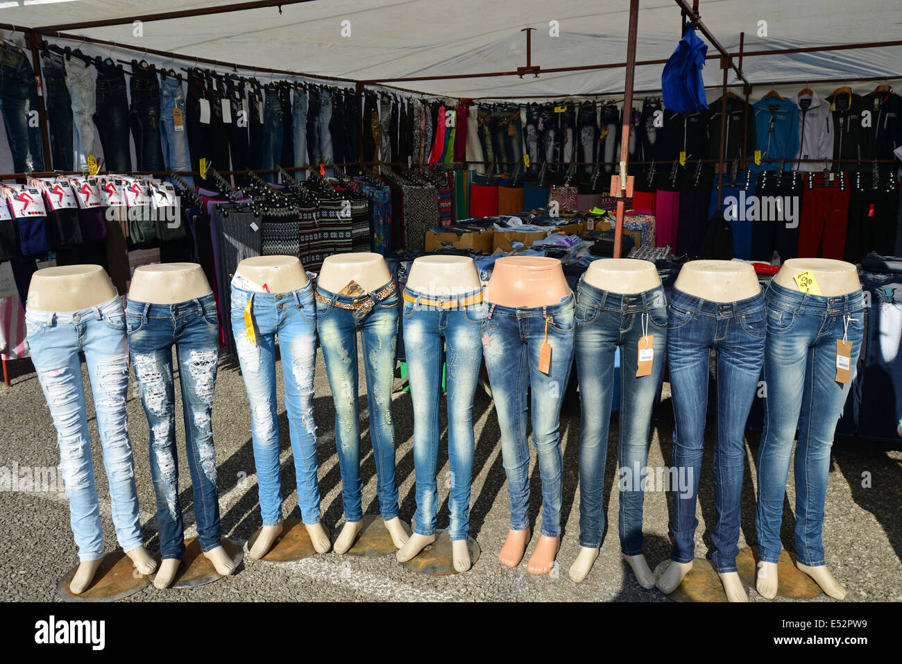 Jeans-Attrappen an Kleidung Stall Blackbushe Sonntagsmarkt, Blackwater, Hampshire, England, Vereinigtes Königreich Stockfoto