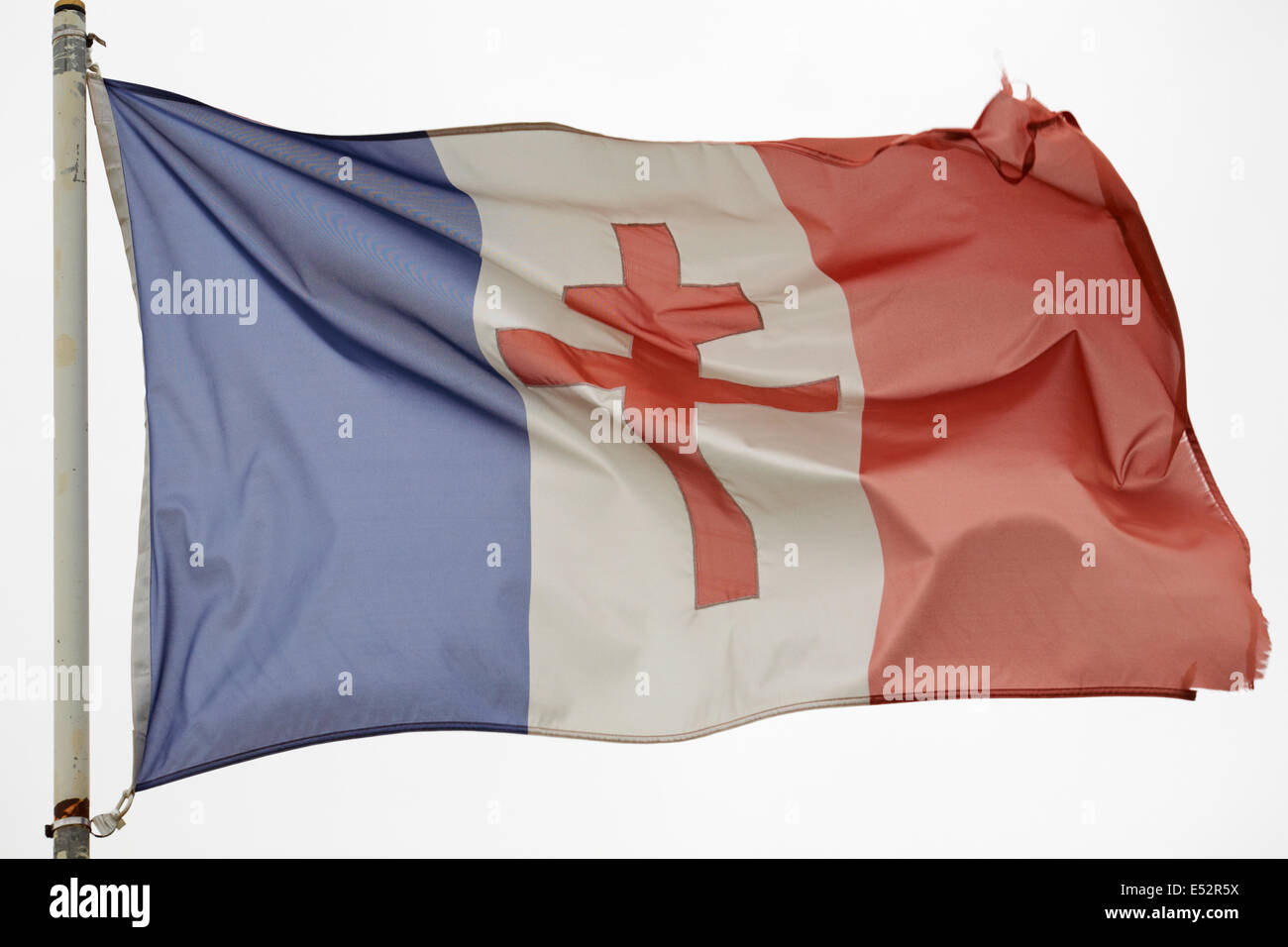 französische Flagge des freien Frankreichs fliegen am Flugplatz bei Falaise-Mt-D'eraines, Normandie, Frankreich im Juli Stockfoto