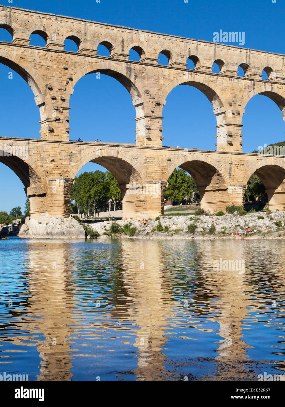 Pont du Gard spiegelt sich in den Gewässern des Flusses Gardon in Languedoc-Roussillon, Frankreich. Stockfoto