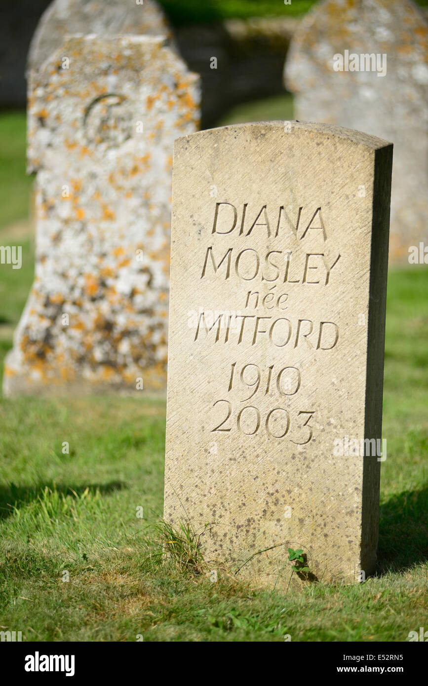 Diana Mosley (geb. Mitford) Grab im Kirchhof Swinbrook. Stockfoto