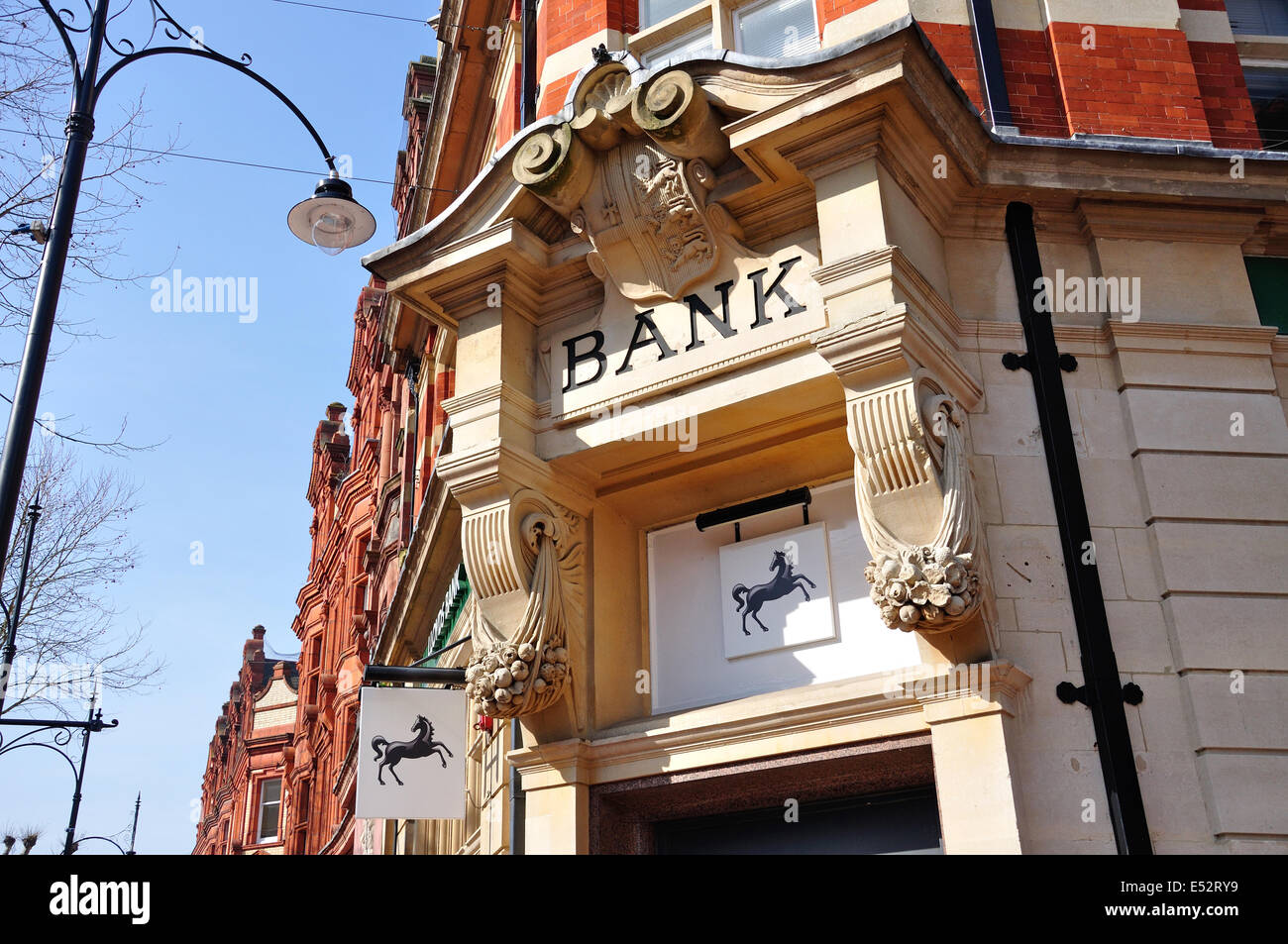 Aufwendige Bank Eingang zur Lloyds Bank, Broad Street, Reading, Berkshire, England, Vereinigtes Königreich Stockfoto