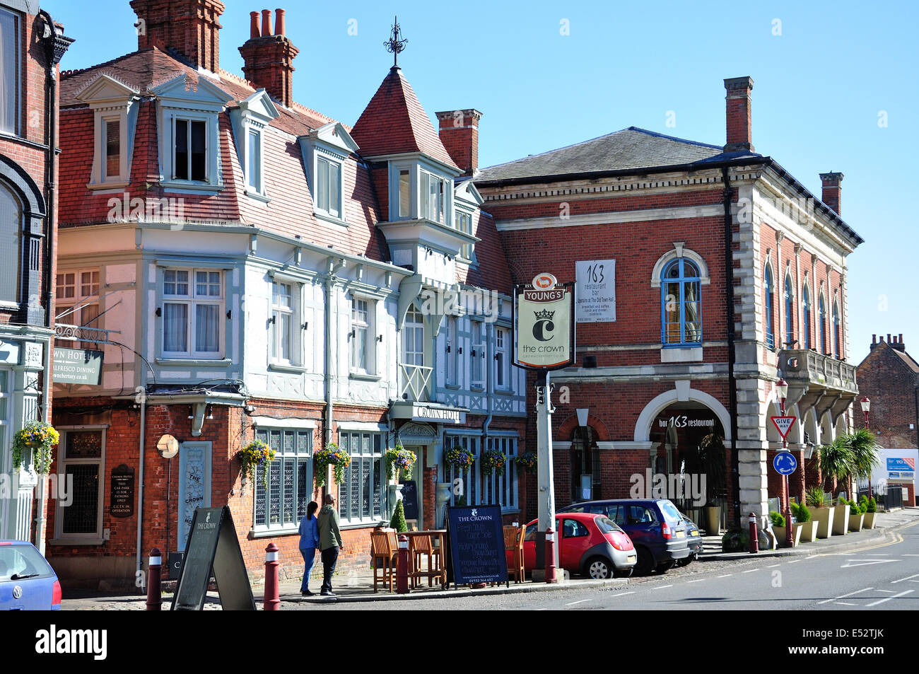 Krone Pub und Old Town Hall, London Street, Chertsey, Surrey, England, Vereinigtes Königreich Stockfoto