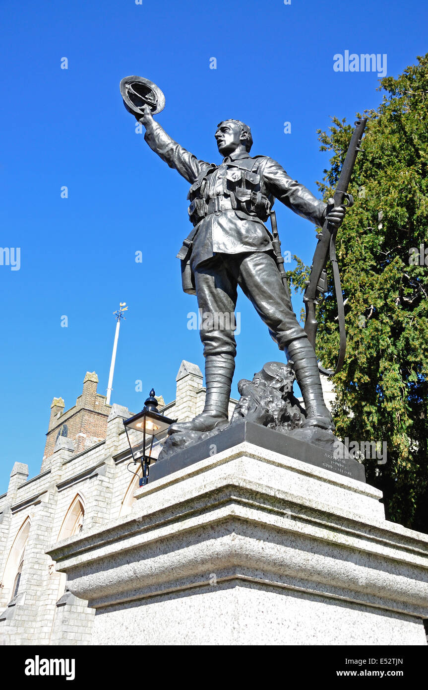 Statue des ersten Weltkrieges Soldat von St.-Petri Kirche, Windsor Street, Chertsey, Surrey, England, Vereinigtes Königreich Stockfoto