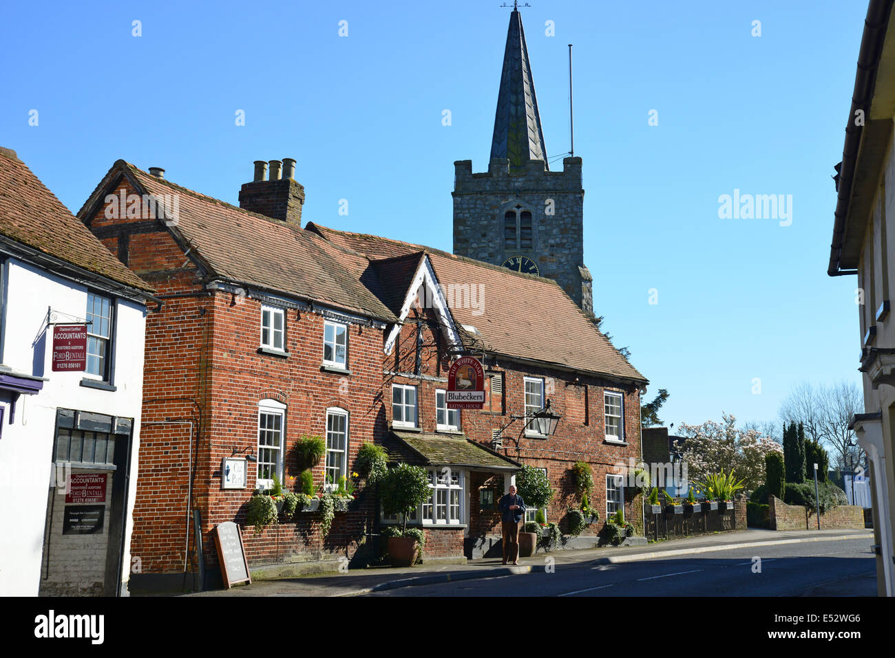 Blubecker Restaurant mit St.-Lorenz-Kirche hinter, High Street, Chobham, Surrey, England, Vereinigtes Königreich Stockfoto