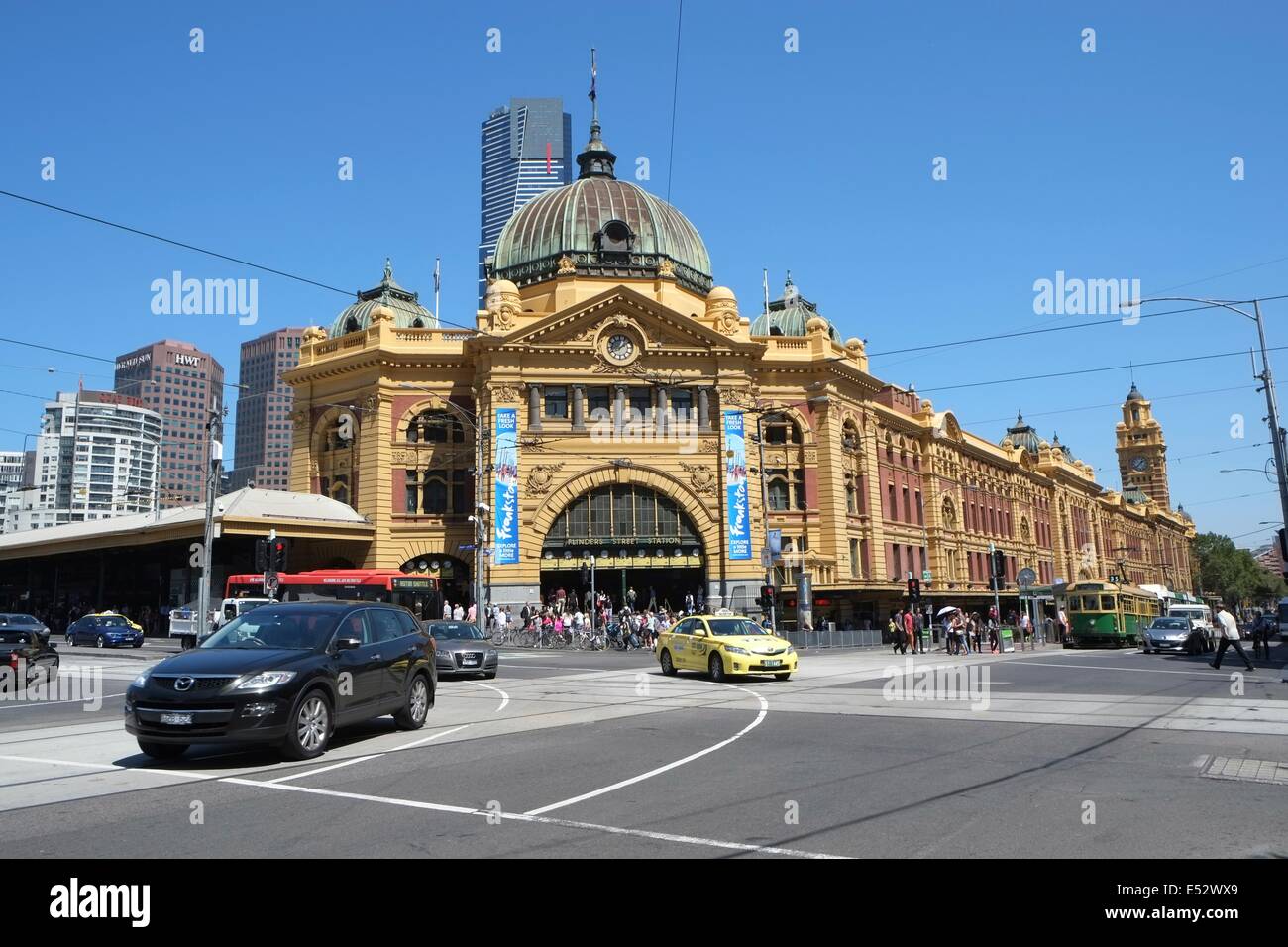 Busy Melbourne City - Tram, Zug eines Automobils Flinders St Station Stockfoto