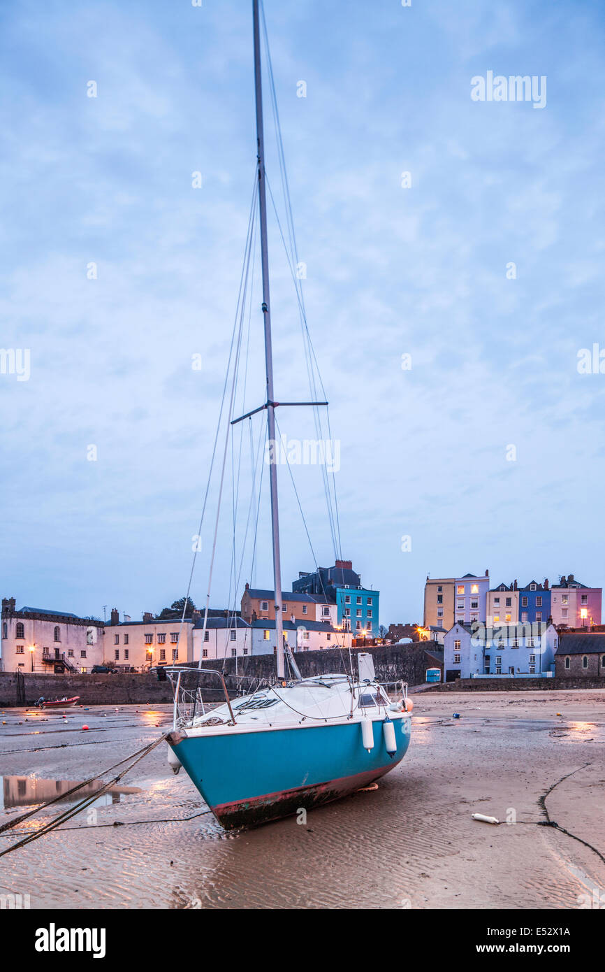 Abenddämmerung in den Pembrokeshire Coastal Stadt Tenby, South Wales. UK Stockfoto