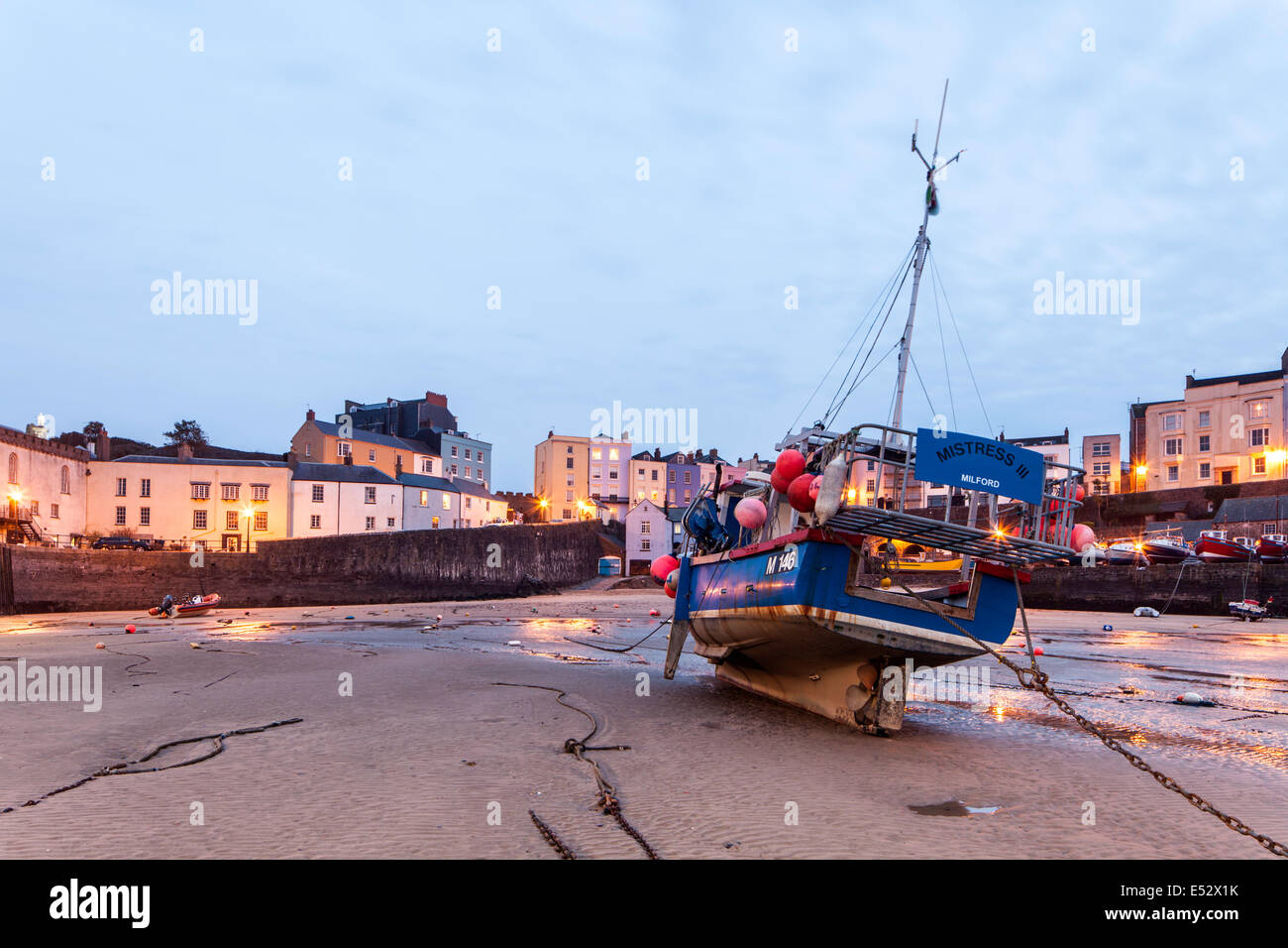 Abenddämmerung in den Pembrokeshire Coastal Stadt Tenby, South Wales. UK Stockfoto