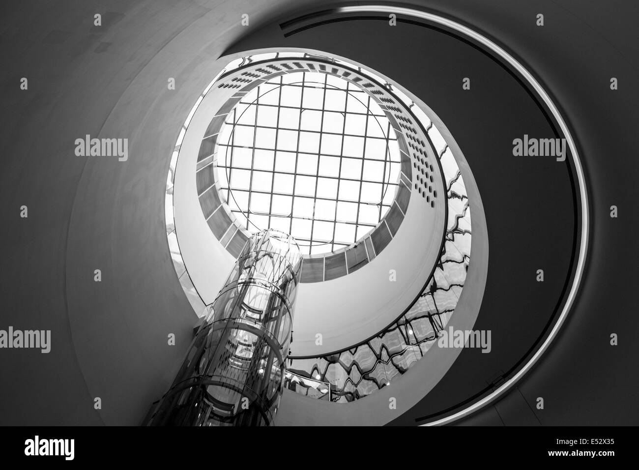 Die Innenarchitektur von The Library of Birmingham in Monochrom, England, UK Stockfoto