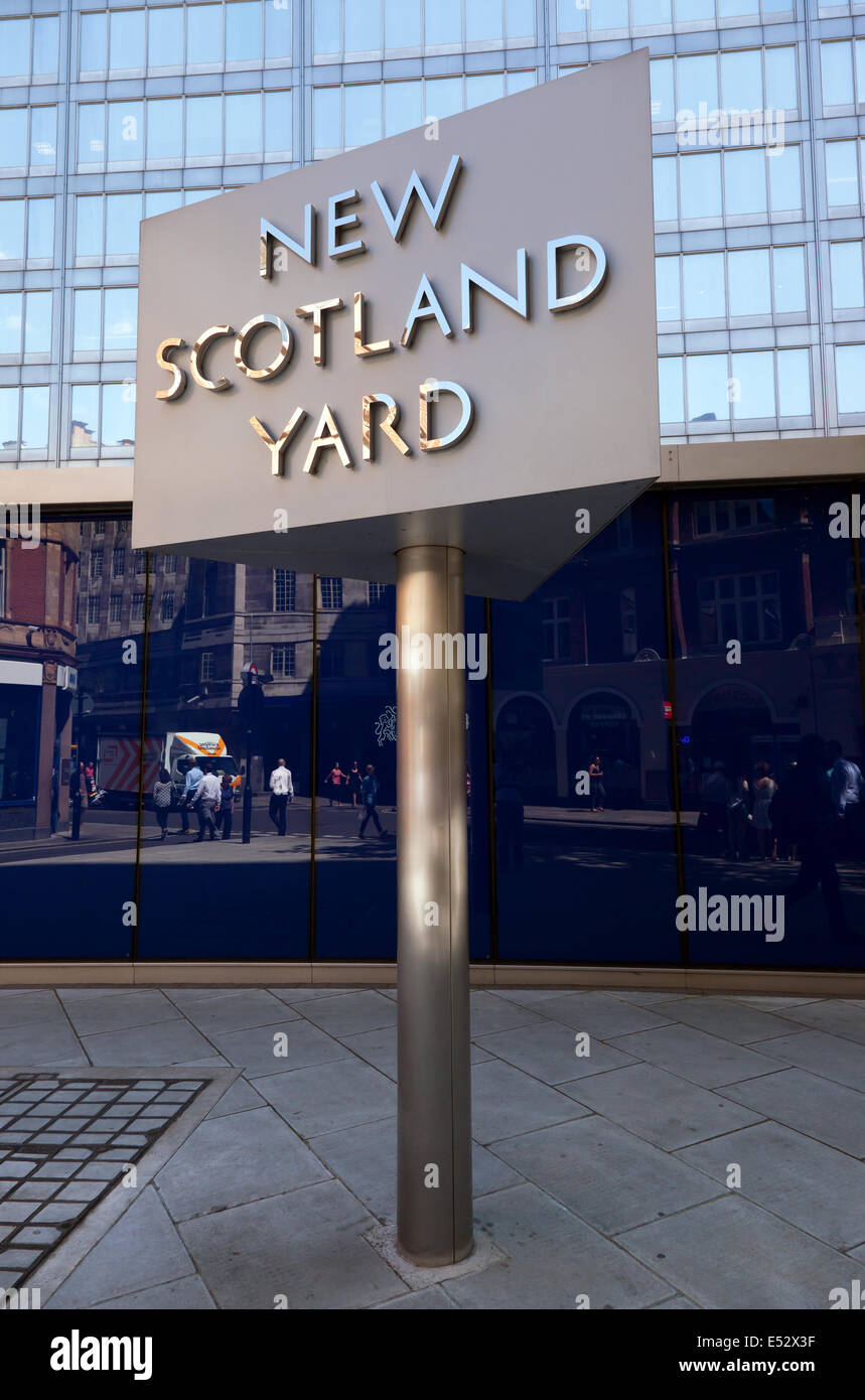 Der berühmte revolvierenden unterzeichnen außerhalb New Scotland Yard, Victoria, London. Stockfoto