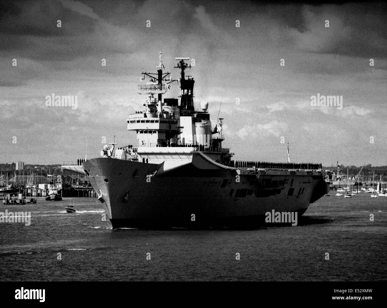 AJAXNETPHOTO - (PMO-01) 3. SEP 2001, PORTSMOUTH, ENGLAND. DER FLUGZEUGTRÄGER HMS ALUSTRIOUS DAMPFT AUS PORTSMOUTH HARBOUR AUF IHREM WEG ZUM ARABISCHEN GOLF, UM AN DER ÜBUNG SAFE SARIA TEILZUNEHMEN. FOTO: JONATHAN EASTLAND/AJAX. REF.: 030901/16A. Stockfoto