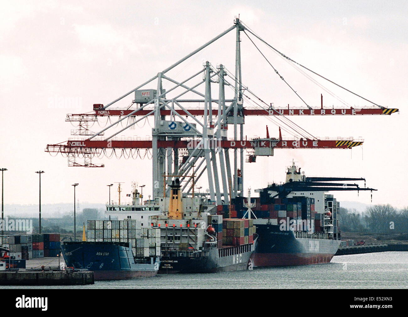 AJAXNETPHOTO. DUNKERQUE, Frankreich-Container Schiffe und Kräne an den Docks. FOTO: JONATHAN EASTLAND/AJAX Stockfoto
