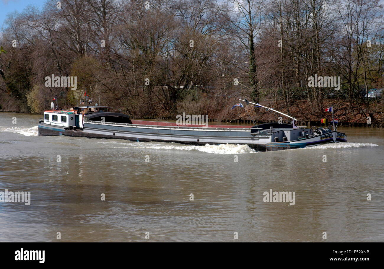 AJAXNETPHOTO. BOUGIVAL, FRANKREICH. - BINNENWASSERSTRASSEN - FRACHT - EINE PENICHE MIT AGGREGATEN AUF DER SEINE BELADEN. FOTO: JONATHAN EASTLAND/AJAX REF: R60204 209 Stockfoto